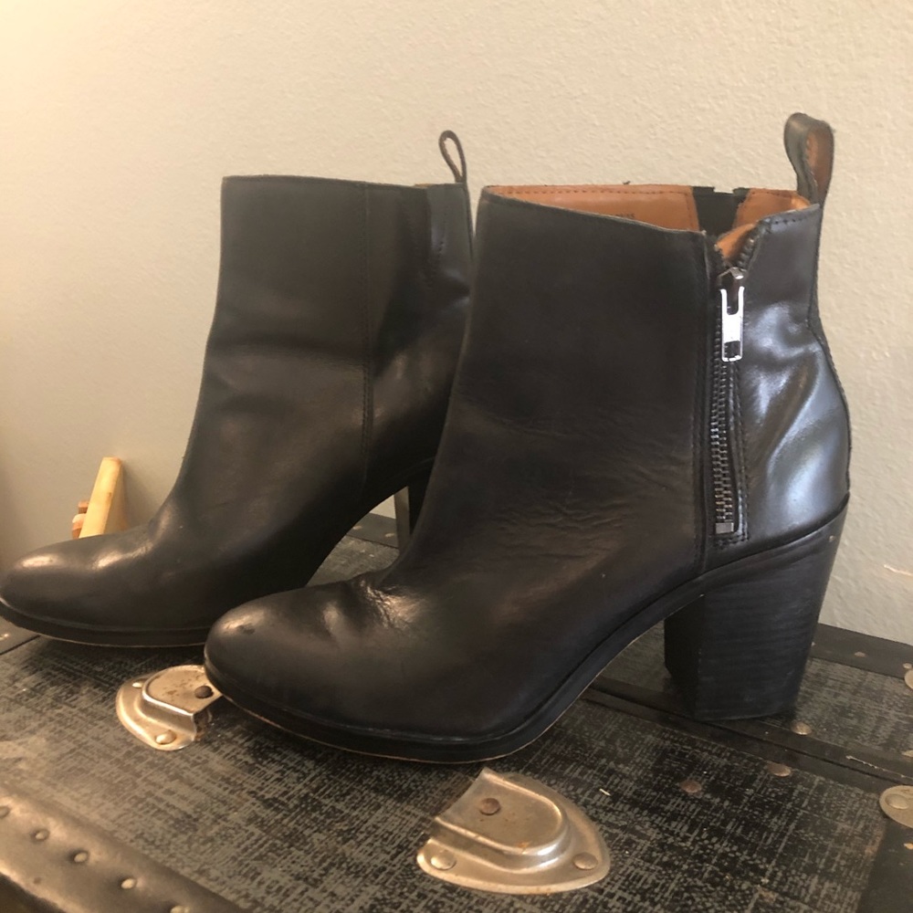 Gap leather bootie